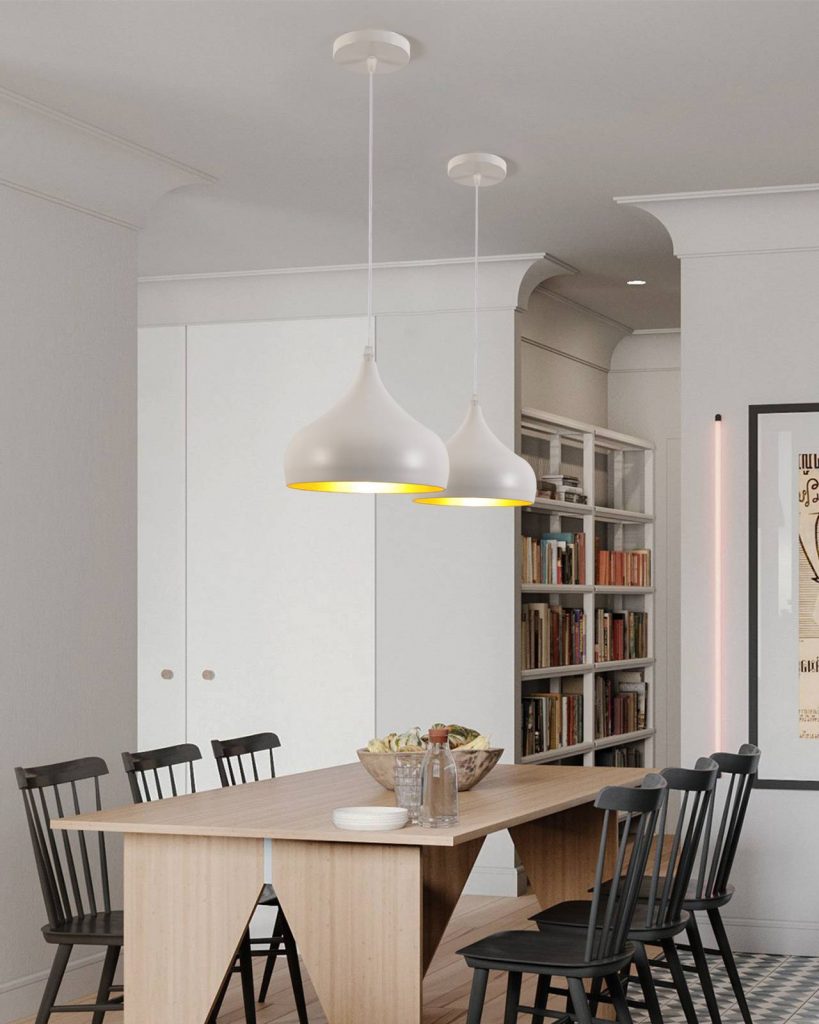 Cozinha com conjunto de mesa e cadeira, duas luminárias pendentes brancas da marca Vitralux