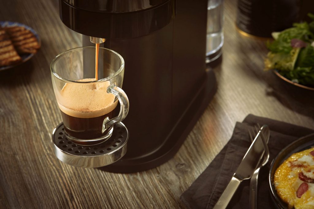 cafeteira em uso enchendo caneca de café, as cafeteiras dicas de presentes para o Dia das Mães
