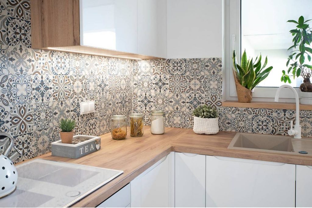 Decoração de paredes de cozinha revestidas com azulejos no tom preto e branco