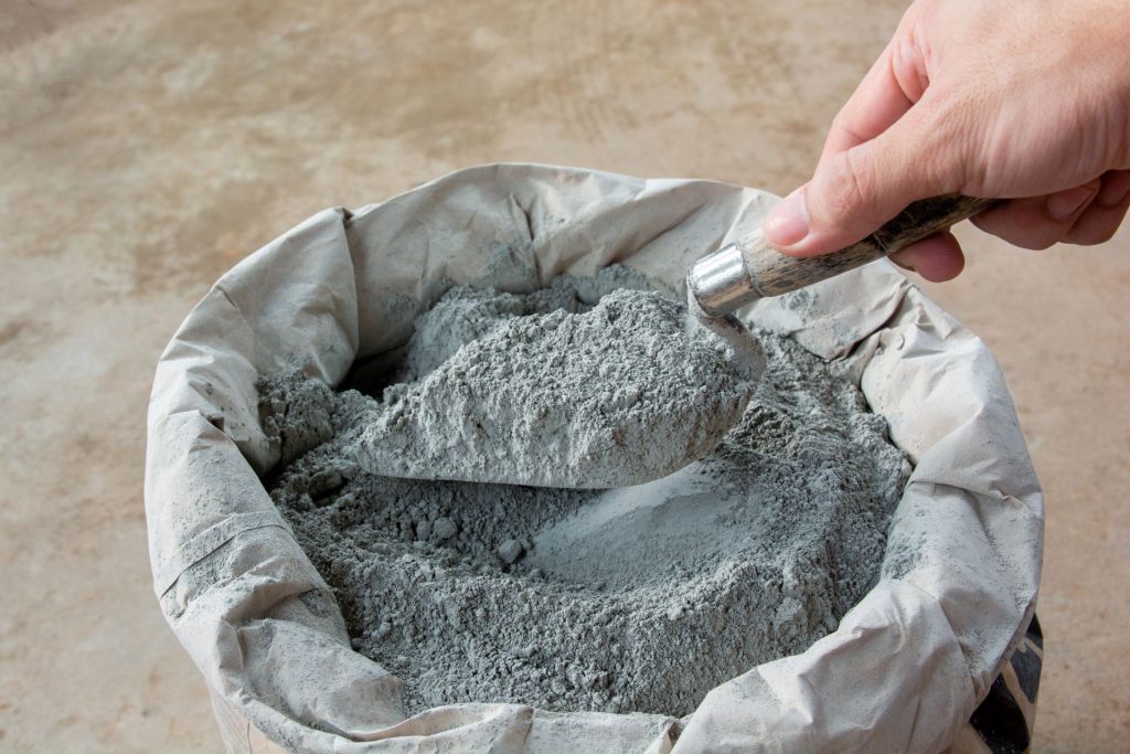 Saco de cimento aberto em uso é um dos iten em oferta na liquidação na cassol centerlar
