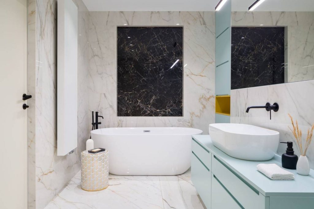 Banheiro de luxo com acabamento em mármore
