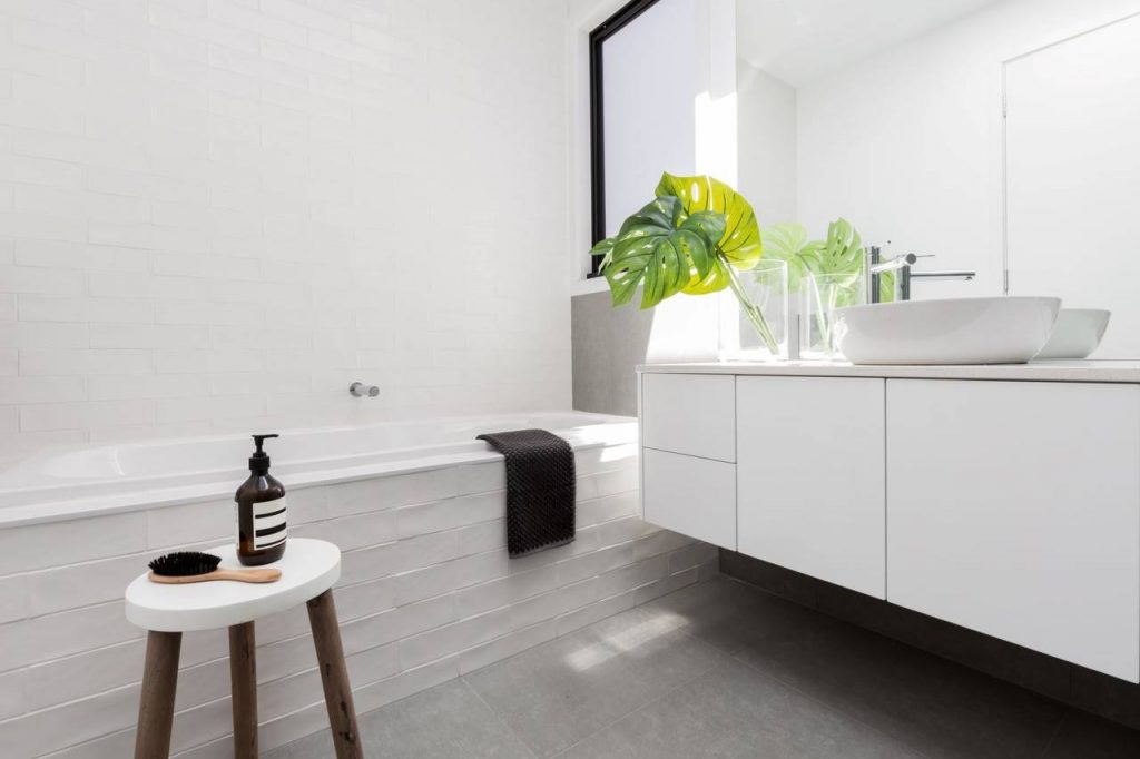 Banheiro minimalista de cor predominante branca 